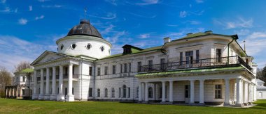 Sonbaharın başlarında Kachanovsky Sarayı 'nda. Arka taraf. Yüksek kalite fotoğraf