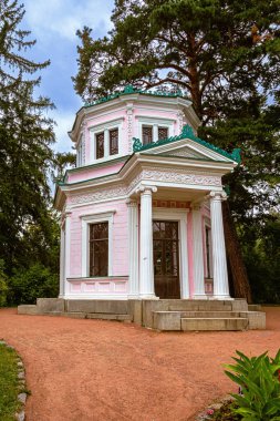 Uman. Sofievsky Parkı. Göl kenarındaki Pavilion. Yüksek kalite fotoğraf
