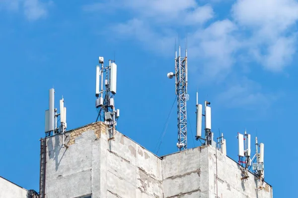 Evin çatısında 5g hücresel anten var. Yüksek kalite fotoğraf