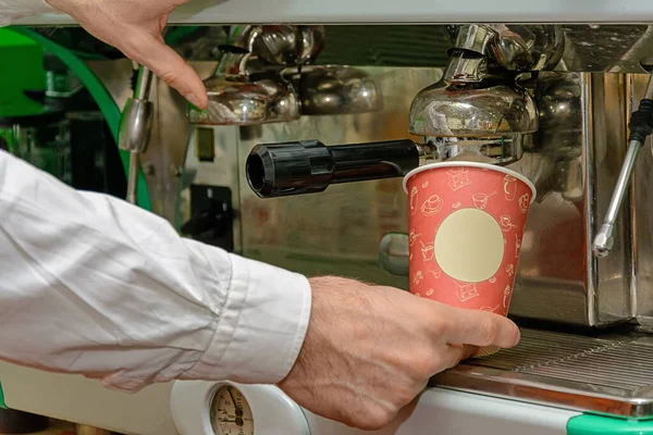 Barista kahve makinesi için kahve hazırlıyor.