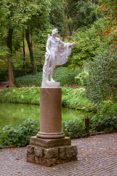 Uman. Sabah Sofievsky Parkı 'nda. Apollo Heykeli. Yüksek kalite fotoğraf