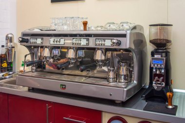 Bir baristanın işyeri. Kahve makinesi ve kahve öğütücüsü. Yüksek kalite fotoğraf