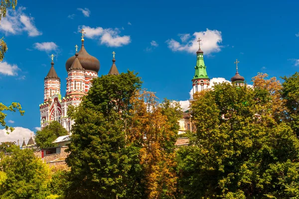 Kyiv 'deki Aziz Panteleimon Manastırı. Yüksek kalite fotoğraf