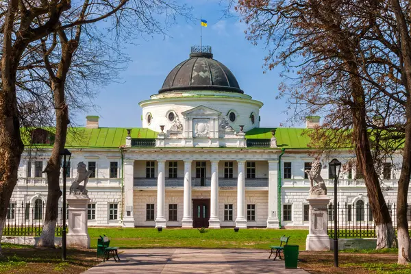 Sonbaharın başlarında Kachanovsky Sarayı 'nda. Ön tarafta. Yüksek kalite fotoğraf