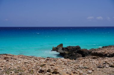 Güzel tropik ada manzarası: Mavi deniz, altın uçurumlar - Socotra Adası, Yemen