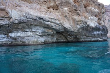Güzel tropikal ıssız ada gündoğumu: Mavi deniz, kayalık plaj, şeffaf deniz suyu - Socotra Adası, Yemen