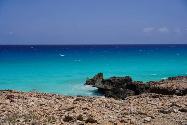 Güzel tropik ada manzarası: Mavi deniz, altın uçurumlar - Socotra Adası, Yemen