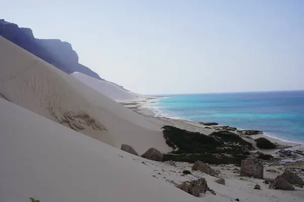 Güzel tropik ada manzarası: Mavi deniz, altın kayalıklar ve beyaz kumlu sahil - Socotra Adası, Yemen
