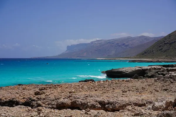 Güzel tropik ada manzarası: Mavi deniz, altın uçurumlar - Socotra Adası, Yemen