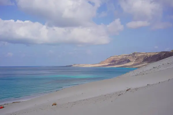 Güzel tropikal ıssız ada: Mavi deniz, kayalık plaj, şeffaf deniz suyu - Socotra Adası, Yemen