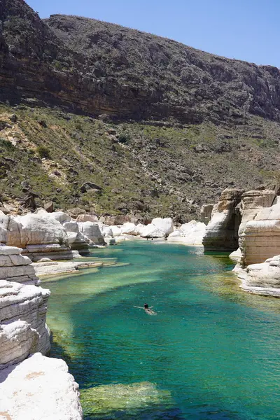 Kadınlar güzel yeşil bir vadi gölünde yüzerler, Yemen 'deki Socotra adasında doğal yüzme havuzu.