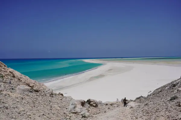 Güzel tropikal ıssız ada gündoğumu manzarası: Mavi deniz, altın uçurumlar ve beyaz kumlu sahil - Socotra Adası, Yemen