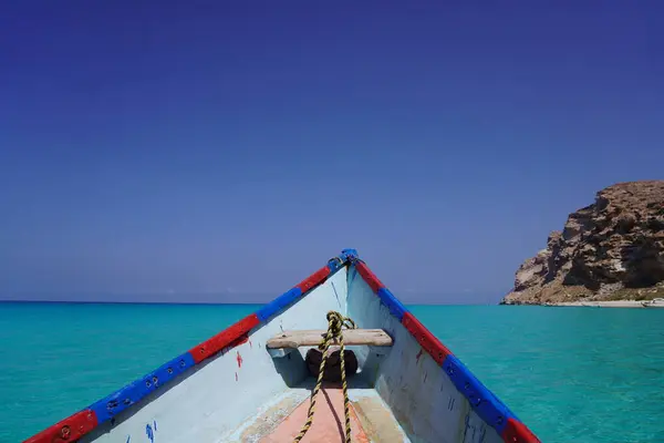 Mavi okyanusta altın dağ kayalıklarıyla