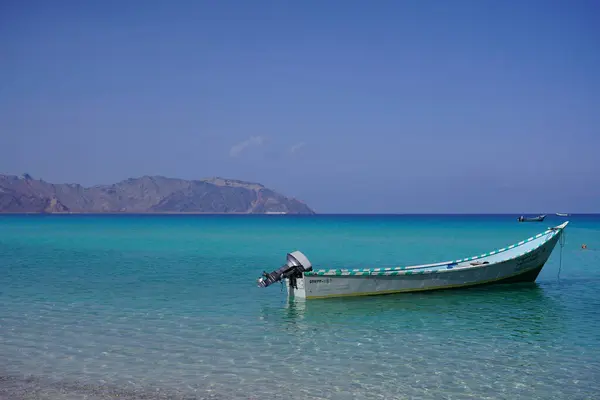 Mavi Deniz ile Beyaz Tekne, Güzel Plaj Kristal Su, Tropikal Yaz Tatili