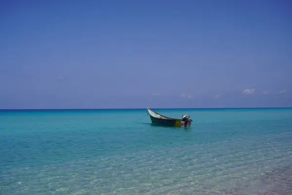 Mavi Deniz ile Beyaz Tekne, Güzel Plaj Kristal Su, Tropikal Yaz Tatili