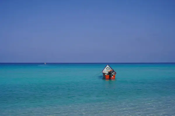 Mavi Deniz ile Kırmızı Tekne, Güzel Plaj Kristal Su, Tropikal Yaz Tatili