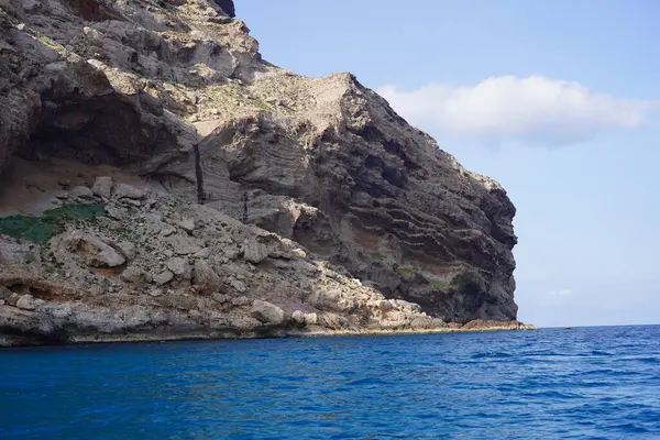 Güzel tropikal ıssız ada: Mavi deniz, kayalık plaj, şeffaf deniz suyu - Socotra Adası, Yemen