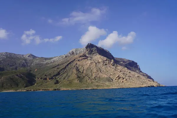 Güzel tropikal ıssız ada: Mavi deniz, kayalık plaj, şeffaf deniz suyu - Socotra Adası, Yemen