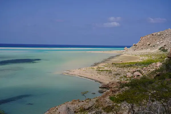 Güzel tropikal ıssız ada: Mavi deniz, kayalık plaj, şeffaf deniz suyu - Socotra Adası, Yemen