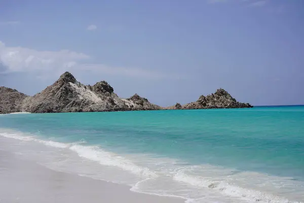 Güzel tropikal ıssız ada: Mavi deniz, kayalık plaj, şeffaf deniz suyu - Socotra Adası, Yemen