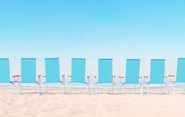 Renderować Ilustrację Jasnoniebieskie Krzesła Plażowe Umieszczone Rzędzie Przed Bezchmurnym Niebem — Zdjęcie stockowe