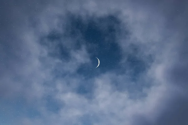 夏の平和で穏やかな夜の間にふわふわした雲で明るい青空の三日月の下から — ストック写真