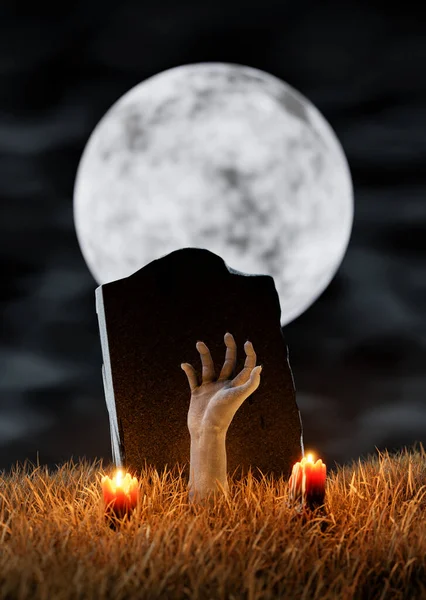 Ręka Zombie Wychodząca Ziemi Cmentarza Nagrobkiem Nią Świecącą Niej Pełnią — Zdjęcie stockowe