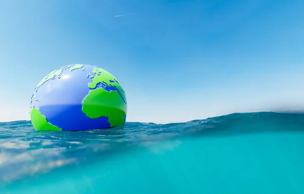 在海洋中漂浮的行星地球的塑料球体 有水下的视野和晴朗的天空 复制空间 气候变化和水循环的概念 3D渲染 — 图库照片