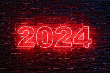 2024 numaralı neon lamba koyu tuğlalı bir duvarda kırmızıyla aydınlatılmış. Yeni yıl konsepti. 3d oluşturma