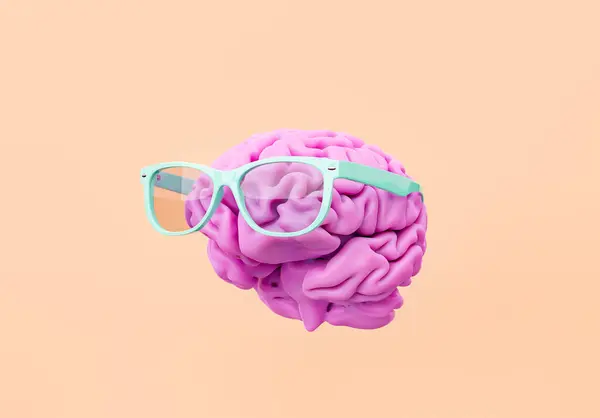 Różowy Mózg Okularami Odizolowanymi Beżowym Tle Koncepcja Inteligencji Uczenia Się — Zdjęcie stockowe