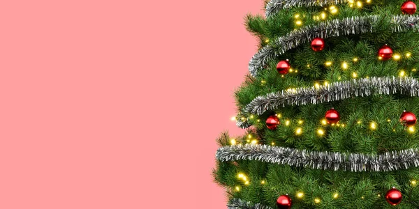 Κοντινό Πλάνο Ενός Διακοσμημένου Χριστουγεννιάτικου Δέντρου Ένα Κόκκινο Απομονωμένο Φόντο — Φωτογραφία Αρχείου