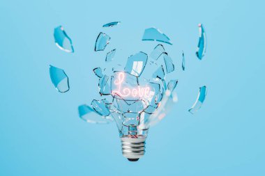 Kırık bir ampul. Mavi arka planda kırılgan duyguları sembolize eden 