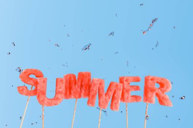 Çubuklardaki karpuz dilimlerinden elde edilen ve mavi arka planda su damlacıkları olan 'SUMER' kelimesinin 3 boyutlu yorumlanması. Mevsimlik tazelik kavramı.