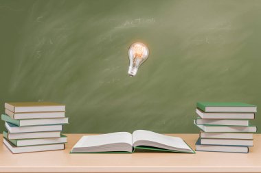 Kitap yığınları, üzerinde parlayan bir ampulün asılı olduğu açık bir kitabın etrafını sarar. Sınıfta bir karatahtanın önünde. Bilgi ve ilham konsepti. 3d oluşturma