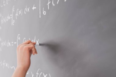 Tahtaya el yazısıyla matematiksel formüller yazmak. Eğitim ve problem çözme kavramı. 3d oluşturma