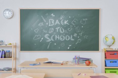 Okul gereçleri ve mobilyalarla çevrili 