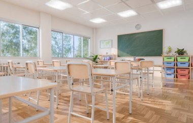 Boş bir sınıf, ahşap masalar ve sırayla dizilmiş sandalyeler, pencerelerden akan parlak doğal ışık ve önünde yeşil bir karatahta. Eğitim ortamı konsepti. 3d oluşturma