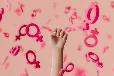 Pembe kadın cinsiyet sembolleriyle çevrili bir kadın yumruğunu kaldırarak kız gücünü, feminizmini ve kadın haklarını destekliyor. 3d oluşturma