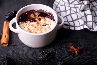 Typical Peruvian dessert: rice pudding and purple mazamorra on a dark background.