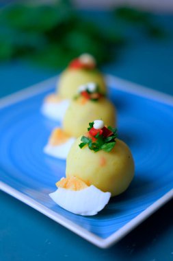 Başlangıç olarak sunulan Causa rellena adlı tipik Peru yemeği..