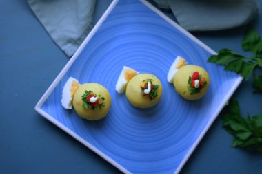 Başlangıç olarak sunulan Causa rellena adlı tipik Peru yemeği..