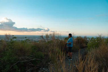 Kilolu bir adam sabah manzarayı incelemek için eğitimini durdurur..