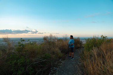 Kilolu bir adam sabah manzarayı incelemek için eğitimini durdurur..