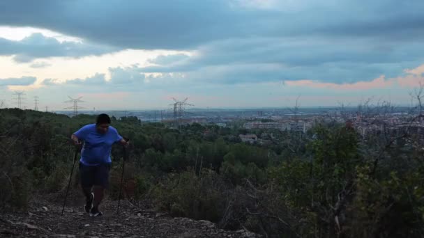 Hombre Con Sobrepeso Entrena Por Las Mañanas Las Montañas — Vídeos de Stock