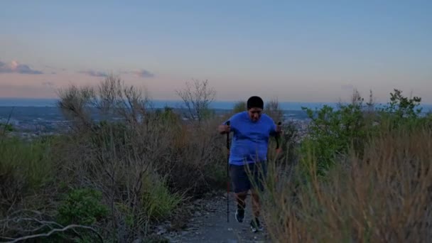 一个超重的人早上在山上训练 — 图库视频影像