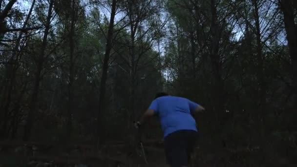 Человек Тренируется Горах Борьбе Избыточным Весом — стоковое видео