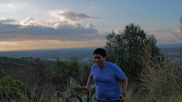Hombre Con Sobrepeso Entrena Las Montañas Apoyados Por Polos Deportivos — Vídeo de stock
