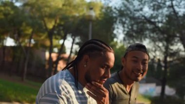 İki arkadaş parkta selfie çekiyor..