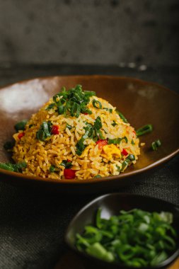 Peru kültüründe çok popüler olan Arroz şöförü adlı Peru yemeğinin yakın çekimi.