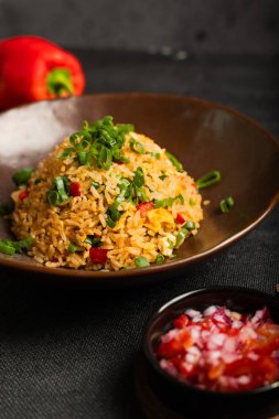 Peru kültüründe çok popüler olan Arroz şöförü adlı Peru yemeğinin yakın çekimi.